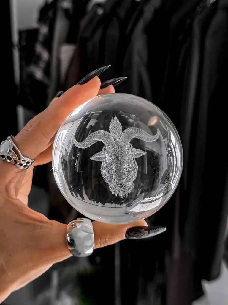 Boule de Cristal Gothique Baphomet - Objet de Divination et Décoration - 2