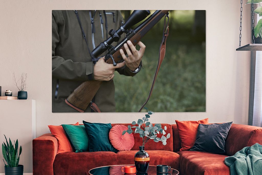 OneMillionCanvasses - Leinwandbilder - 150x100 cm, Ein Mann geht auf die Jagd und lädt sein Gewehr, Wandbilder Kunstdruck Wanddekoration