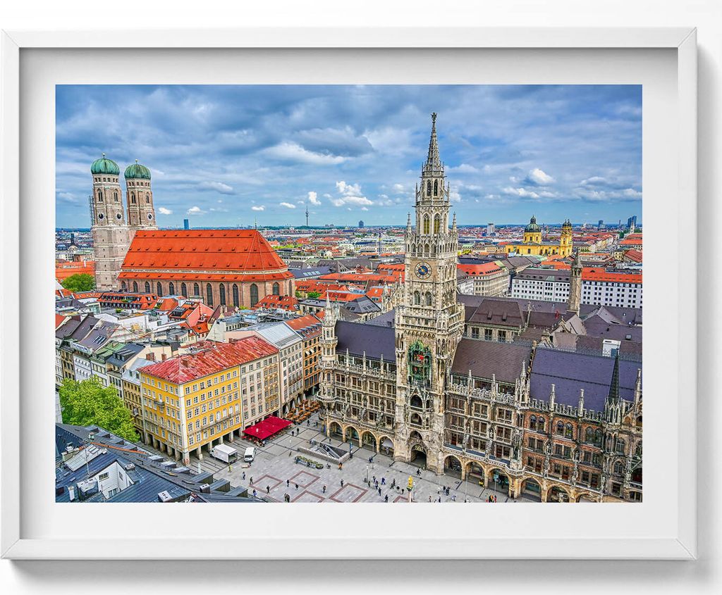 Rathaus am Marienplatz in München– Wandbild mit Rahmen – Gerahmtes Bild – Wanddekoration – 80x60 cm – Weiß Rahmen