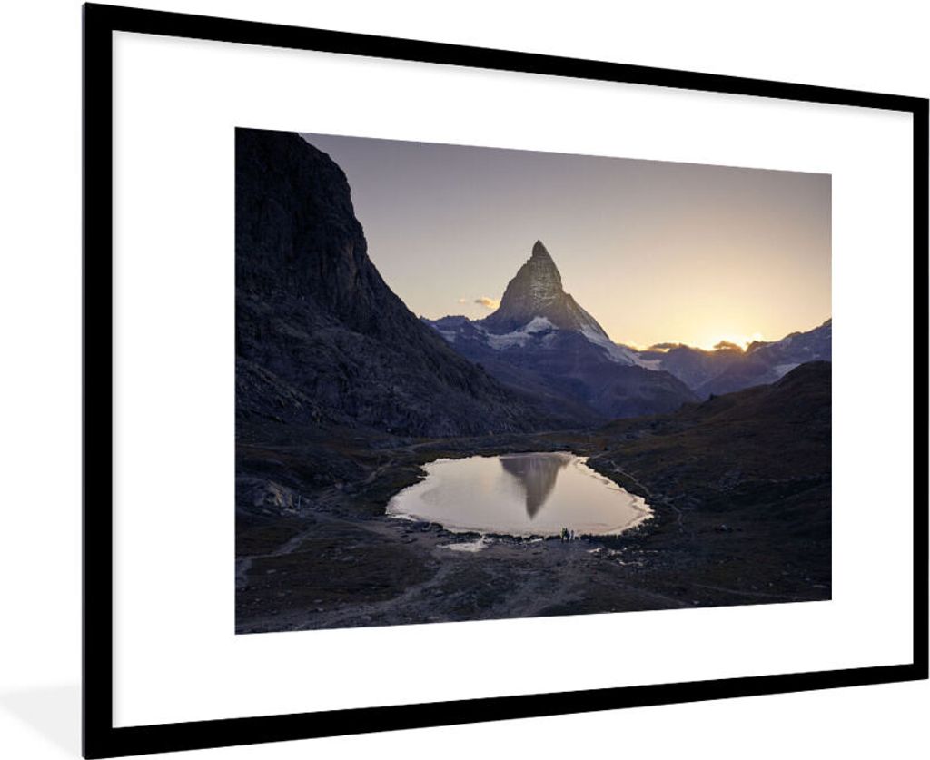 MuchoWow Gerahmtes Poster Das Matterhorn und der Riffelsee bei Sonnenaufgang in der Schweiz 90x60 cm - Poster mit Schwarzem Bilderrahmen Wandpost...