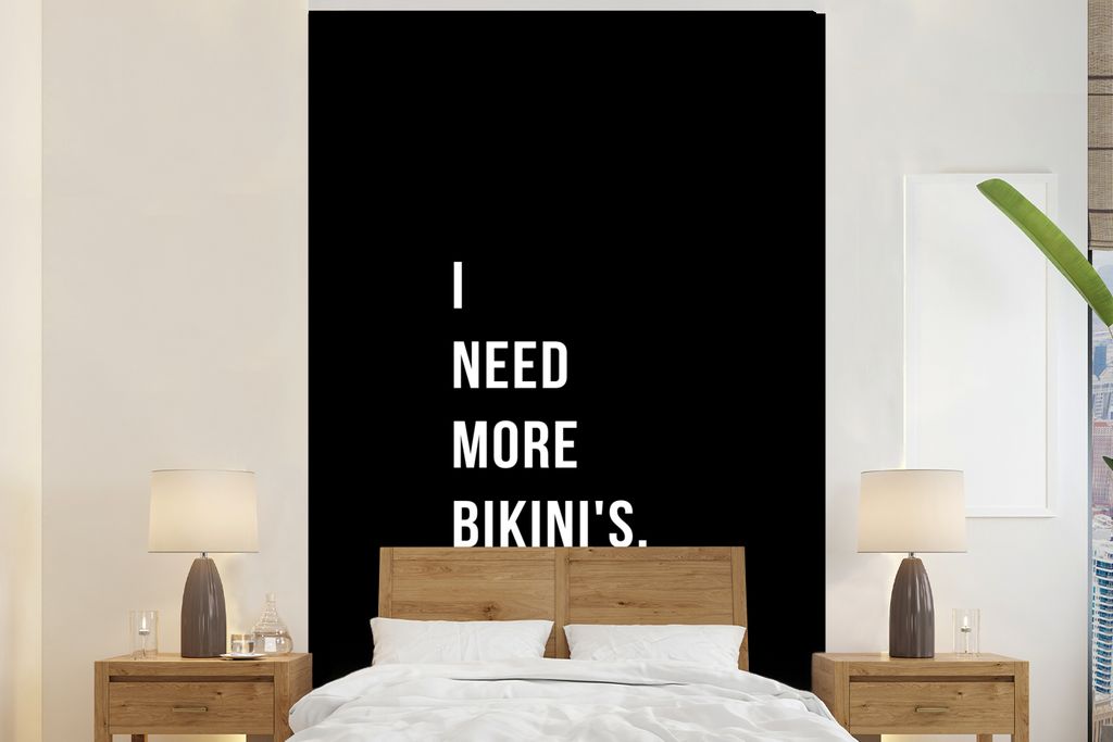 MuchoWow Fototapete für Wohnzimmer oder Schlafzimmer Wandtapete Vinyl Motivtapete Ich brauche mehr Bikinis - Zitat - Schwarz - 170x260 cm - Wohn...