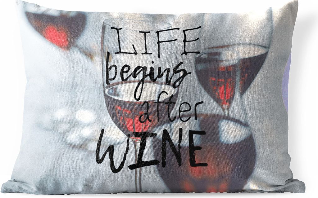 MuchoWow Outdoor Kissen - Weinzitat "Das Leben beginnt nach dem Wein" mit Weingläsern im Hintergrund - 60x40 cm - Wetterfest - Lounge Kissen - Z...