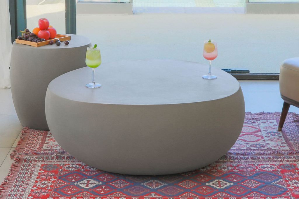 IKARIA Kieselstein Couchtisch aus Beton | natursteinoptik | einzigartig | 107.5 x 100.5 x 41 cm