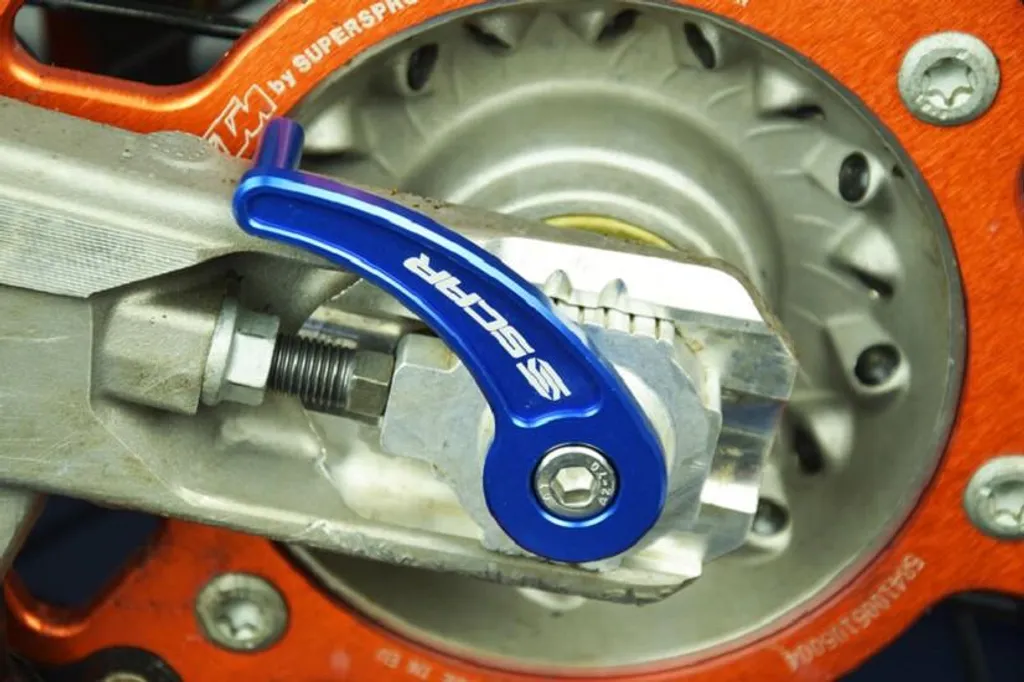 Extracteur d'axe de roue arrière anodisé bleu de marque SCAR