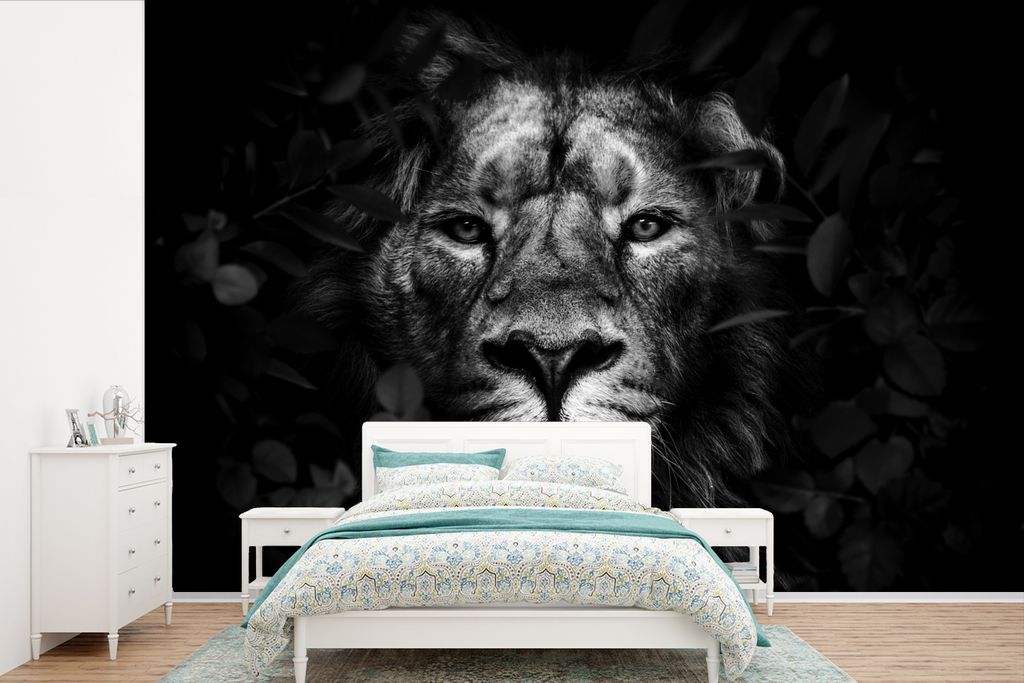 MuchoWow Fototapete für Wohnzimmer oder Schlafzimmer Wandtapete Vinyl Motivtapete Löwe zwischen den Blättern im Dschungel - schwarz und weiß ...