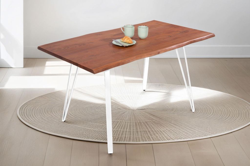 Baumkantentisch 120x80 cm Celia, Akazienholz nussbaumfarben + massiv, echte Baumkante, Esstisch aus Massivholz, Esszimmertisch mit Metallgestell Weiß