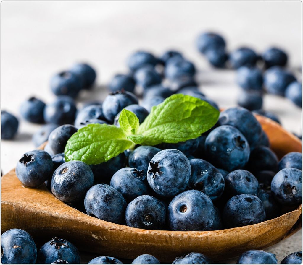 Spritzschutz Herdabdeckplatte Schneidebrett aus Glas Heidelbeeren auf Löffel 1-Teilig (60x52cm)