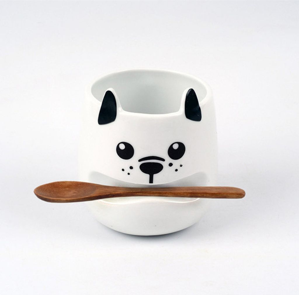 Hund Kaffeebecher mit Holzlöffel im Maul