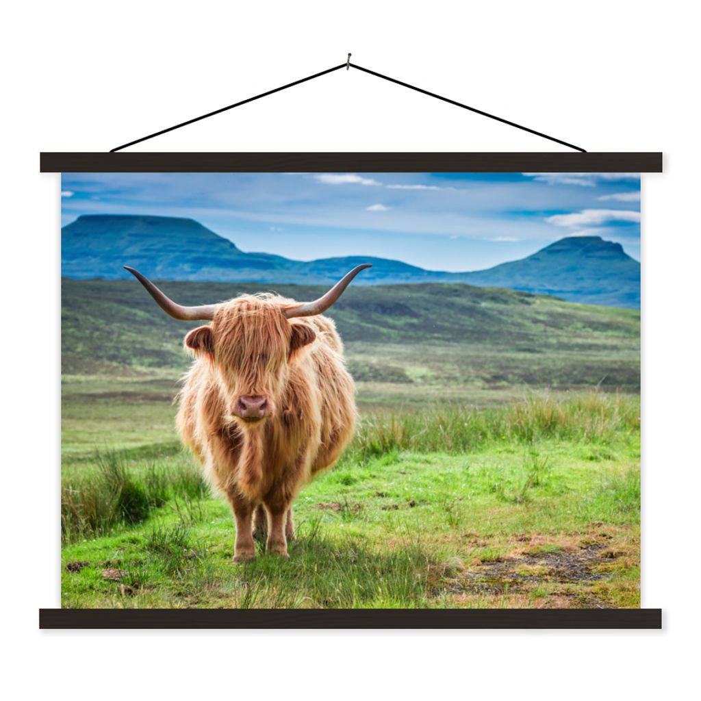 MuchoWow Textilposter Schottischer Hochländer - Kuh - Natur - Berg - Gras 150x113 cm mit schwarzem Rahmen - Wohnzimmer