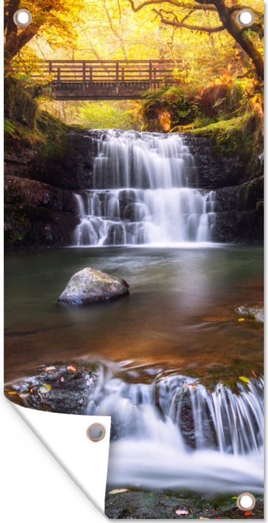 MuchoWow 30x60 cm Outdoor-Poster Gartendeko Sichtschutz Garten Poster für den Garten Farbenfroher Wald und ein Wasserfall im Brecon Beacons Nat...