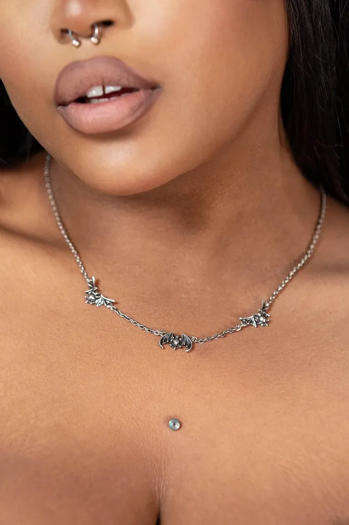 Collana Vampiro KILLSTAR Vamp Bat | Argento Antico e Design Nocturnal