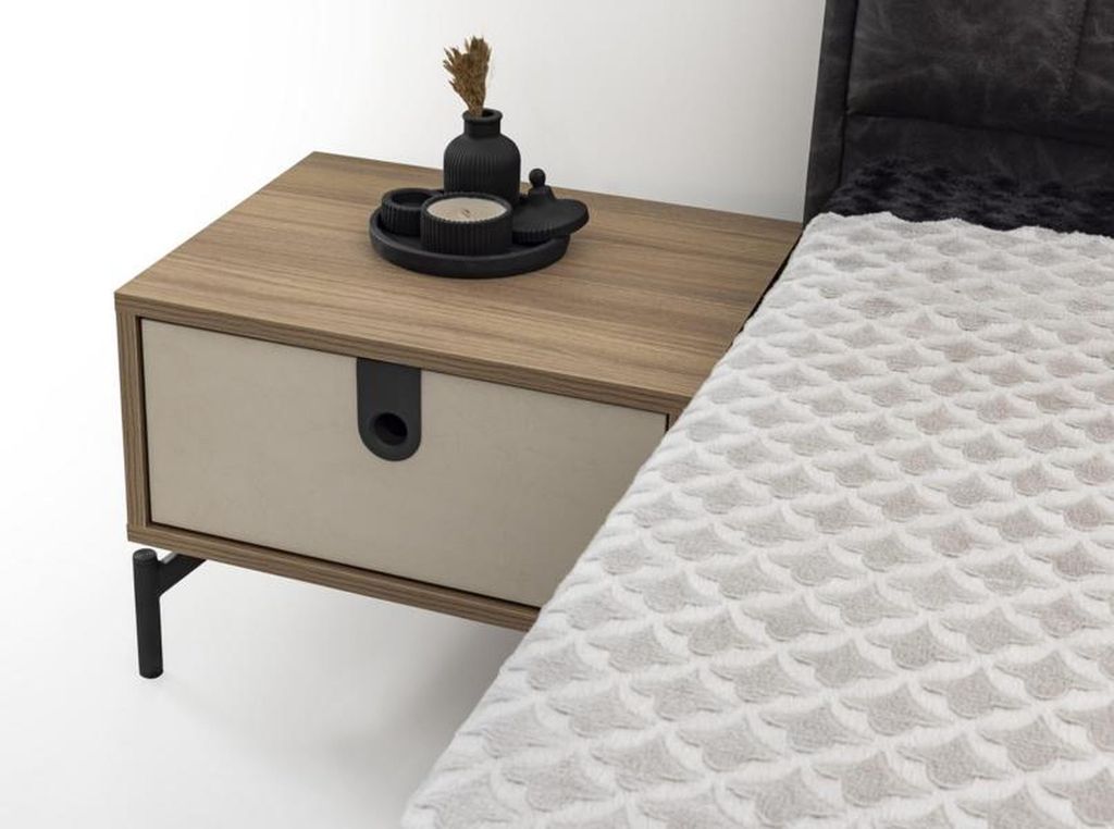 Moderner Nachttisch in Creme mit einer Schublade und schwarzen Griffdetails