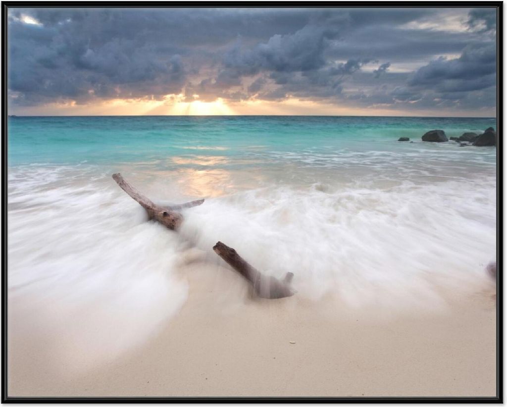 Wallario Wandbild Wellen am Strand bei Sonnenuntergang, Größe: 40,30 x 50,30 cm, Poster mit schwarzem Aluminiumrahmen