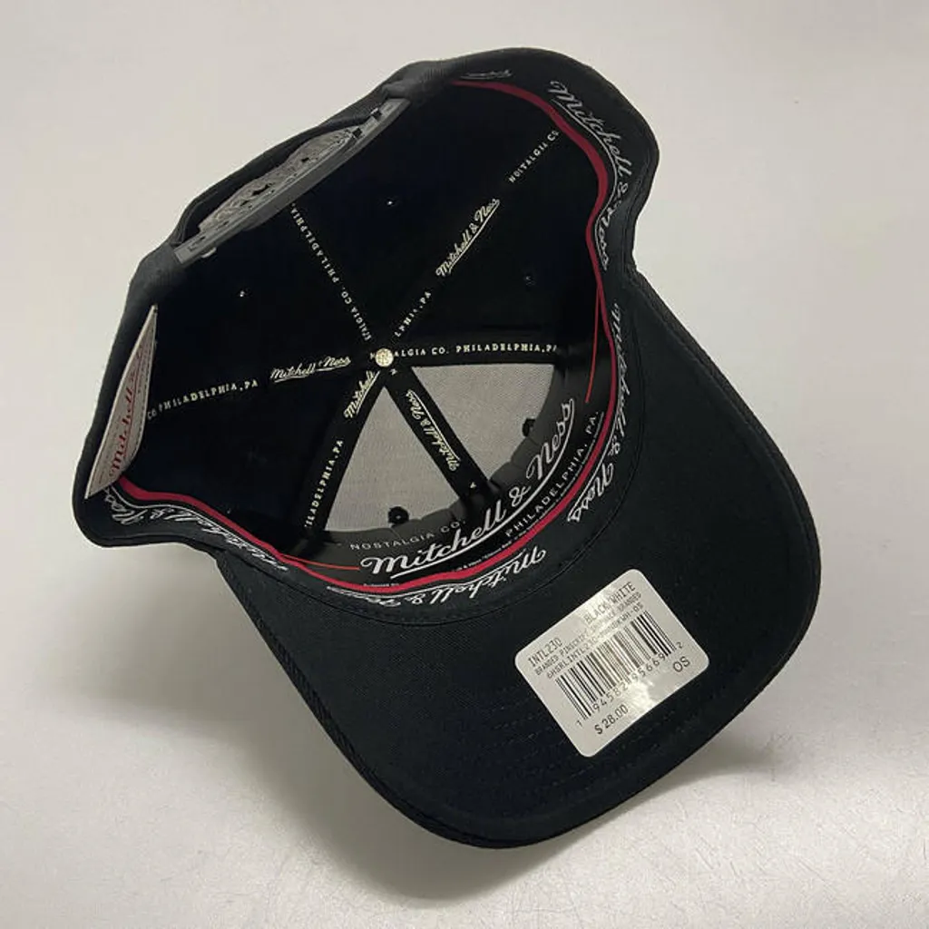 Casquette Snapback Noire et Blanche Mitchell & Ness Design Pinscript - 3