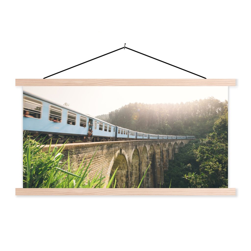 MuchoWow Textilposter Ein Zug über eine Brücke 120x60 cm mit holzfarbenen Rahmen - Klemmleiste
