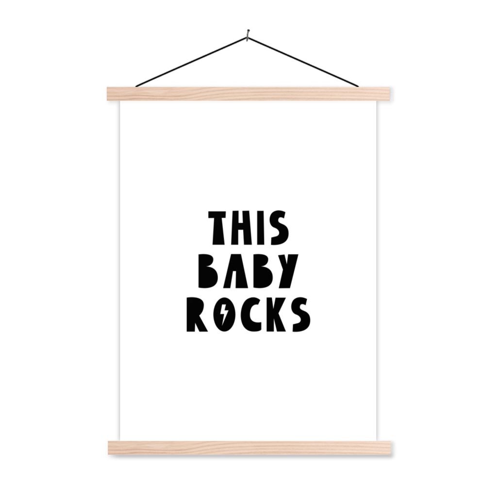 MuchoWow Textilposter Zitate - Dieses Baby rockt - Baby - Kinder - Sprichwörter 120x160 cm mit holzfarbenen Rahmen - Plakatkarton