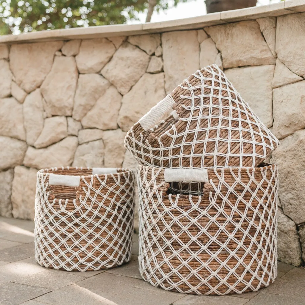 Petit panier à linge blanc Rootz PURA en fibre de bananier artisanale