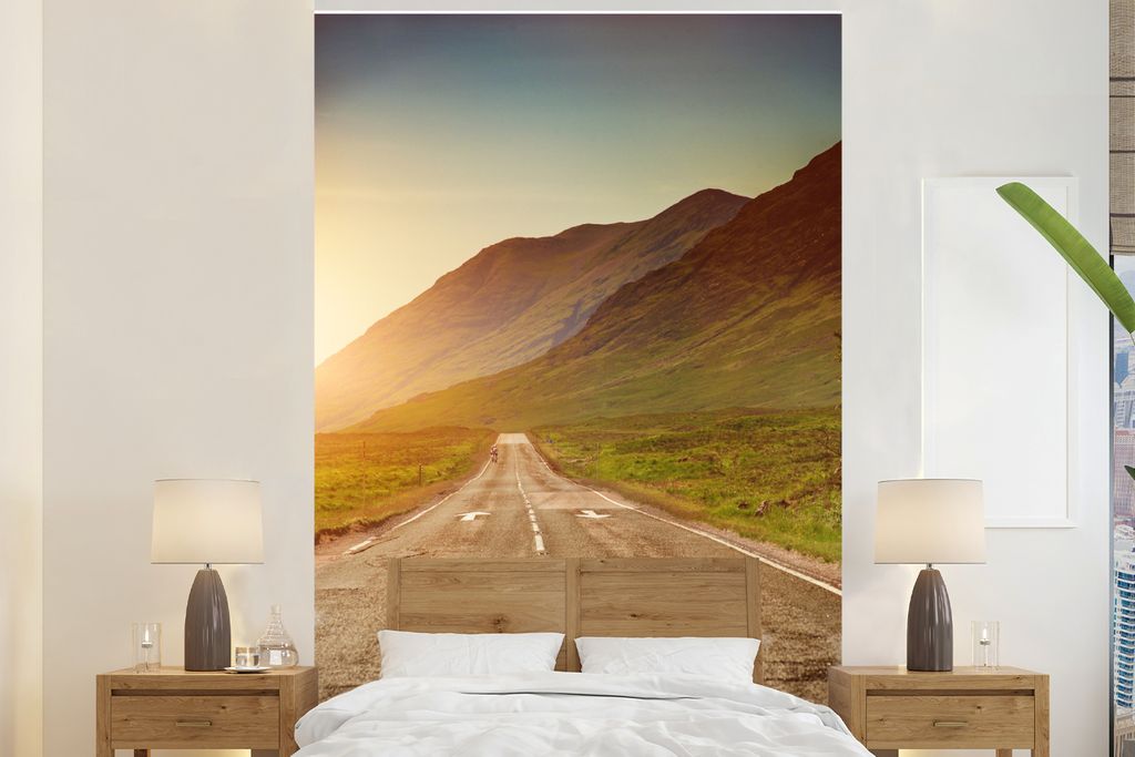 MuchoWow Fototapete für Wohnzimmer oder Schlafzimmer Wandtapete Vinyl Motivtapete Landschaftlich reizvolle Straße zwischen den Bergen bei Sonne...