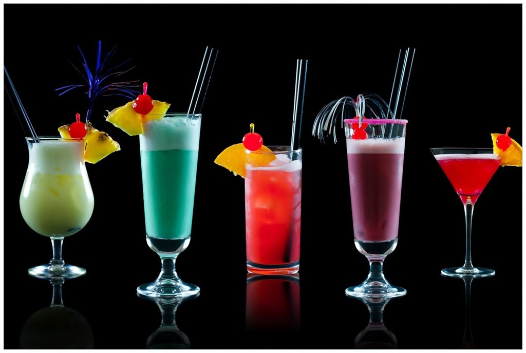 Wallario Premium Glasbild, freischwebende Optik, kräftige Farben, Größe 90 x 60 cm Motiv Bunte Cocktails vor schwarzem Hintergrund