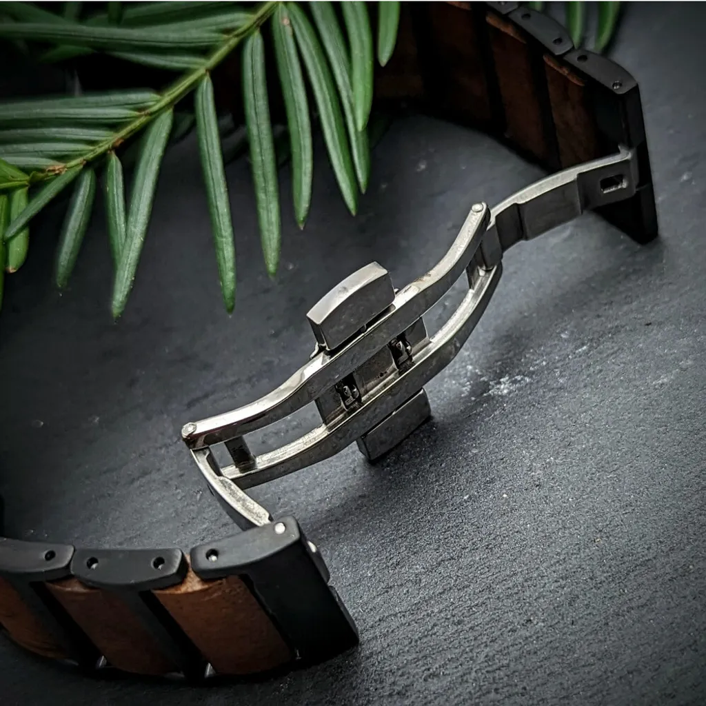 Montre homme légère et hypoallergénique en acier noir et bois
