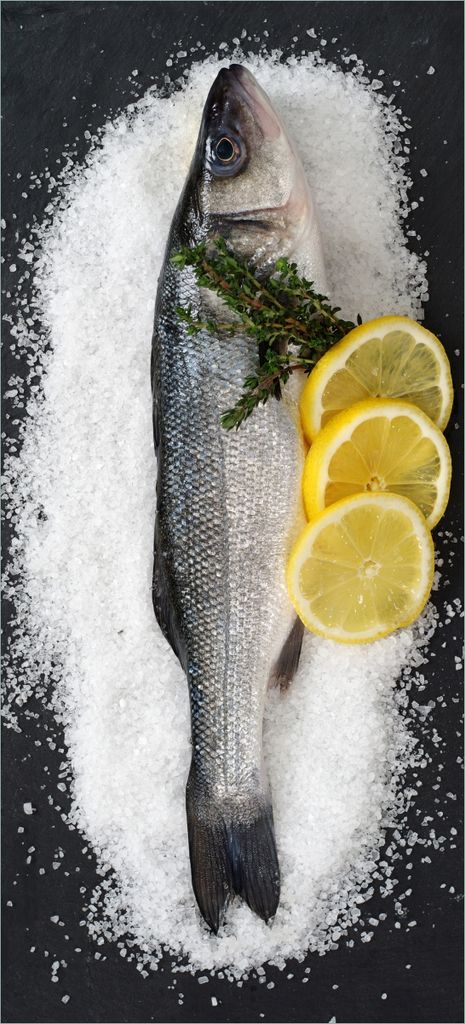 Türtapete Türposter Fischmenü - Frischer Fisch auf Salz mit Zitronen - Größe: 93 x 205 cm