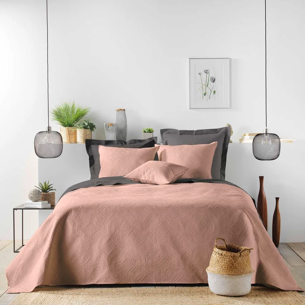 Bout de lit matelassé Romano coloris rose pastel en tissu doux de qualité