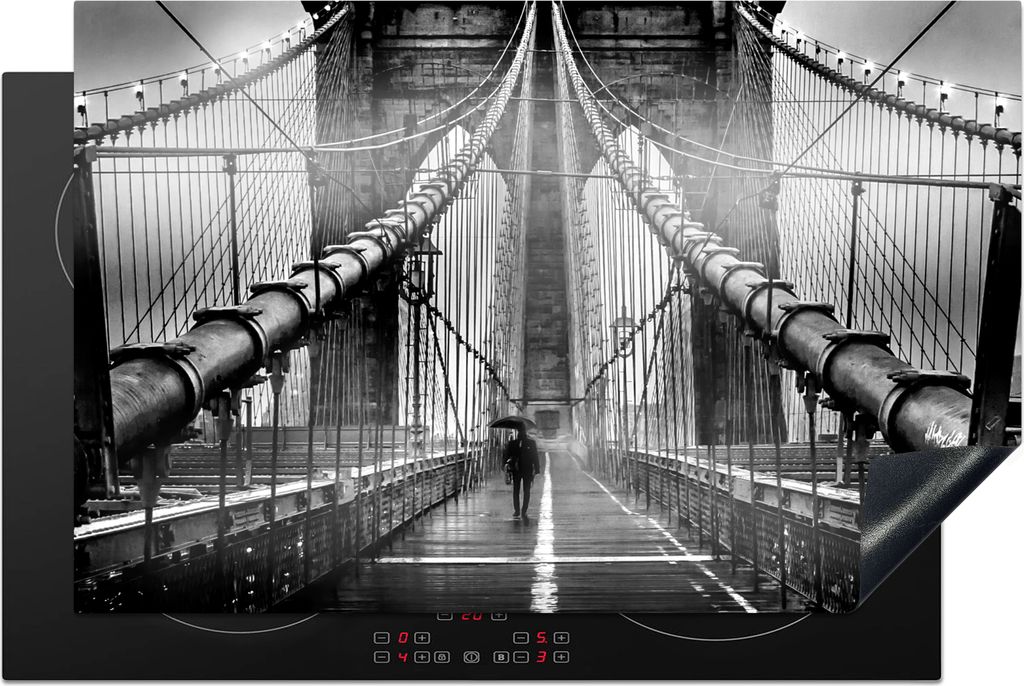 KitchenYeah Herdabdeckplatte Brooklyn Bridge während des Regens in Schwarz und Weiß , 81x52cm, Küche Deko, Glaskeramikfeld Herdabdeckung, Abde...