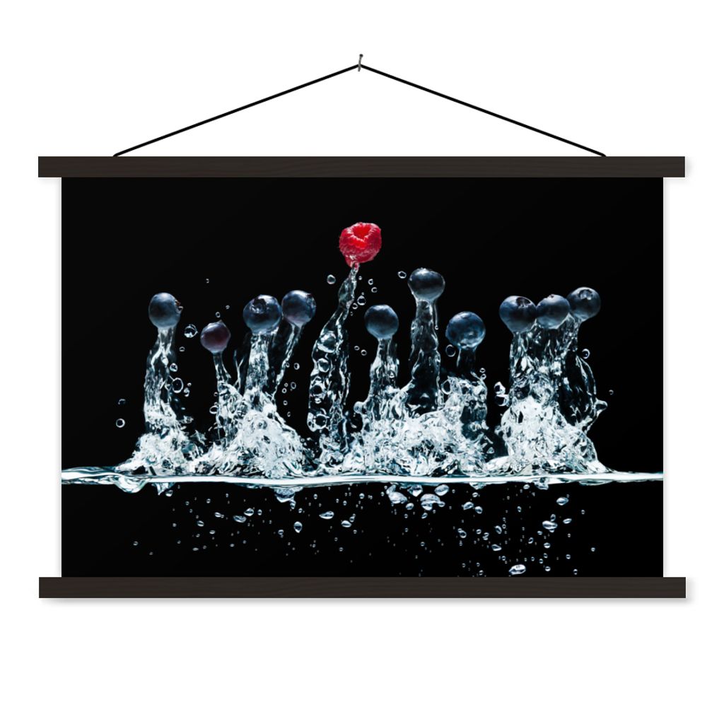 MuchoWow Textilposter Beeren - Wasser - Schwarz - Obst - Himbeere 120x80 cm mit schwarzem Rahmen - Wanddeko