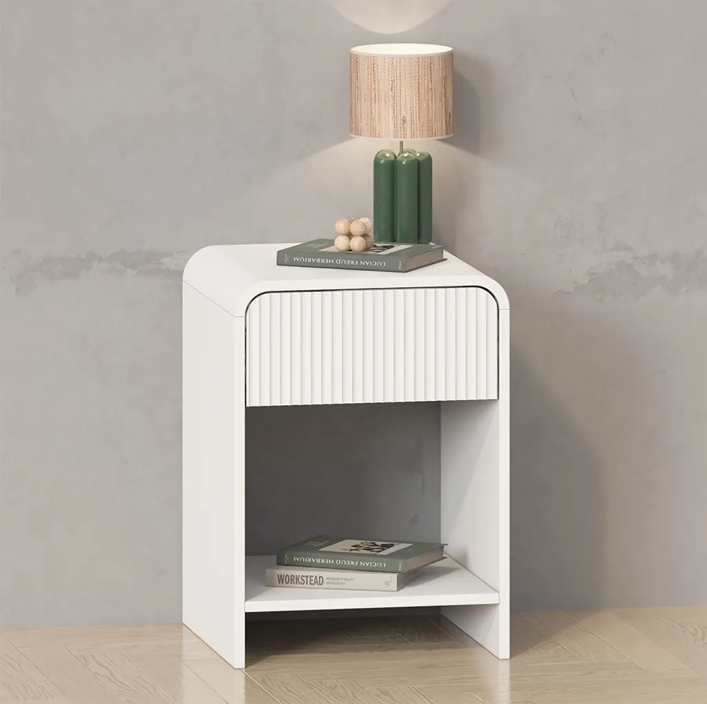 Petite table de nuit blanche pour optimiser l'espace de la chambre