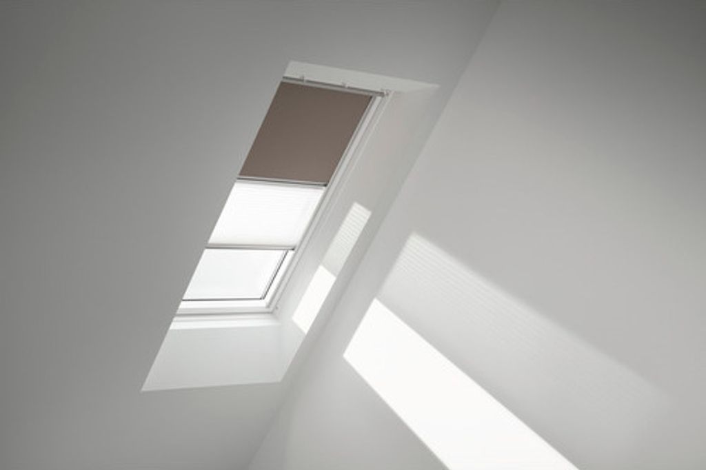 VELUX Vorteils-Set Verdunkelungsrollo uni nougat und Faltstore Plissee weiß manuell Rahmen weiß DFD C02 4574SWL