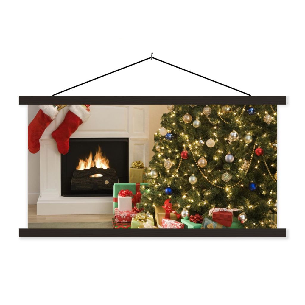 MuchoWow Textilposter Ein Weihnachtsbaum mit Geschenken neben einem Kamin 150x75 cm mit schwarzem Rahmen - Posterleiste