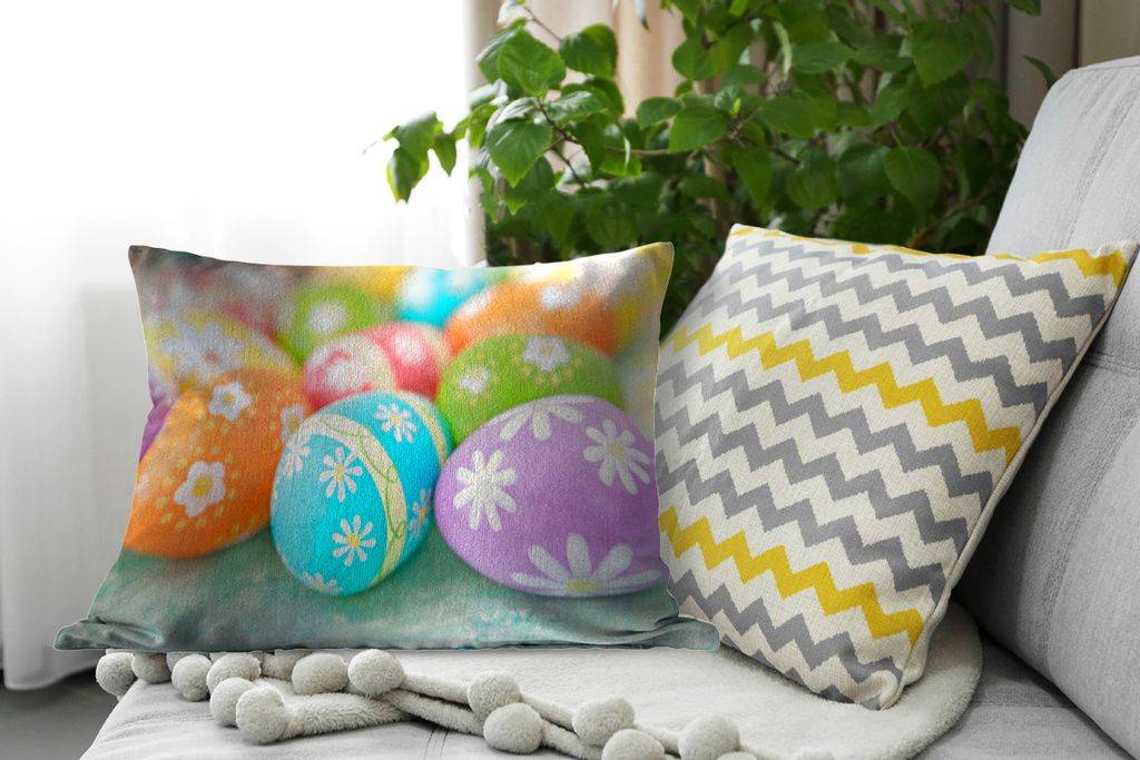 MuchoWow Zierkissen Sofakissen Wohnzimmer Dekokissen 60x40 cm Bunte Ostereier auf einem Ostertisch - Kopfkissen - Polster mit Foto