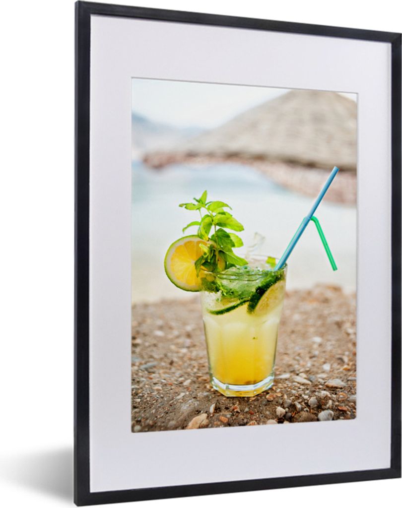 MuchoWow MuchoWow Gerahmtes Poster Gelber Mojito-Cocktail am Strand 30x40 cm - Poster mit zchwarzem Bilderrahmen - Wandposter Schlafzimmer