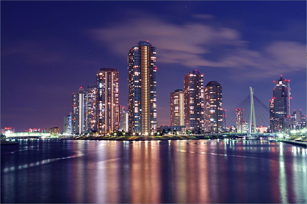 Wallario Premium Vliestapete Fototapete Tokyo- Skyline bei Nacht in der Größe 400 x 267 cm, extra dick, wird in 5 Teilen geliefert