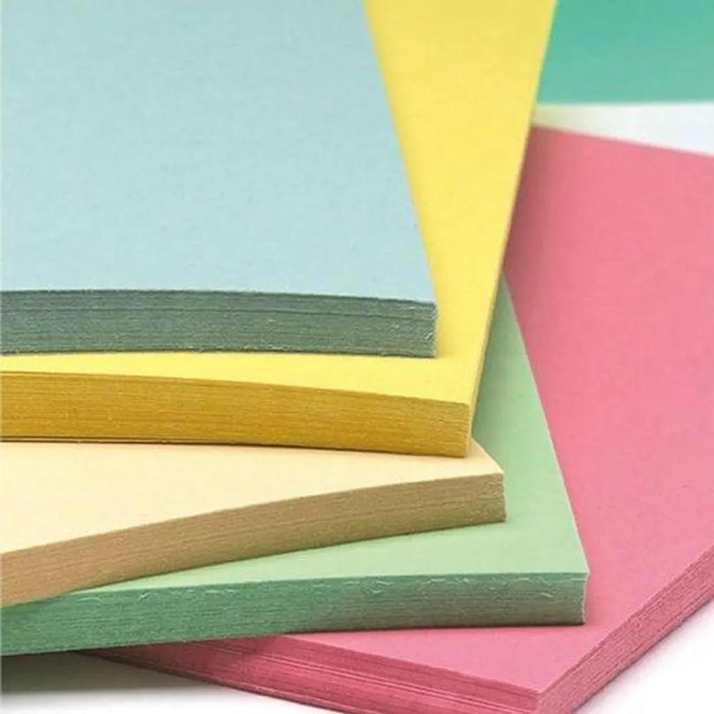 Papier A4 recyclé 180g rigide et multicolore qui ne bourre pas en machine