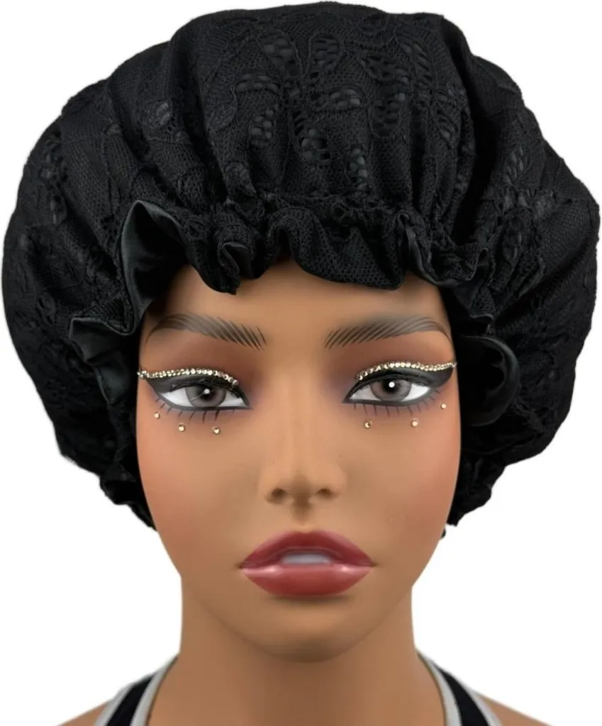 Dites stop aux cheveux cassants avec ce bonnet de nuit en soie et dentelle