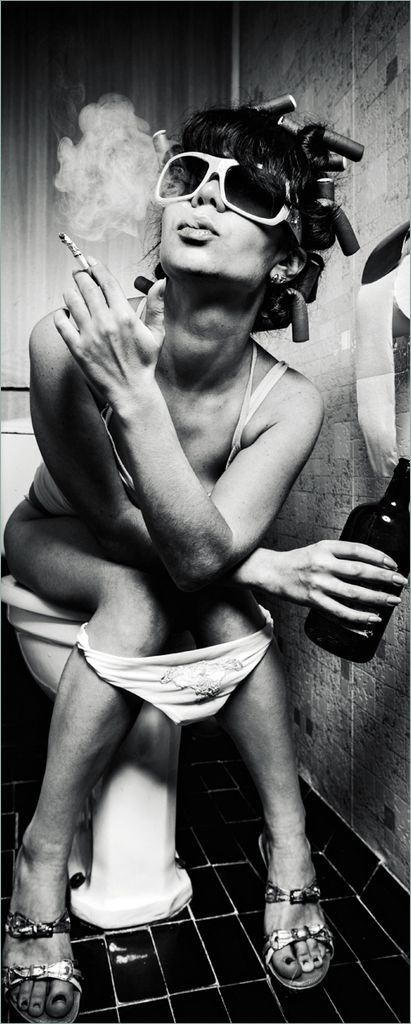 Wallario Poster - Kloparty - Sexy Frau auf Toilette mit Zigarette und Schnaps, Kunstdruck Größe: 50 x 125 cm