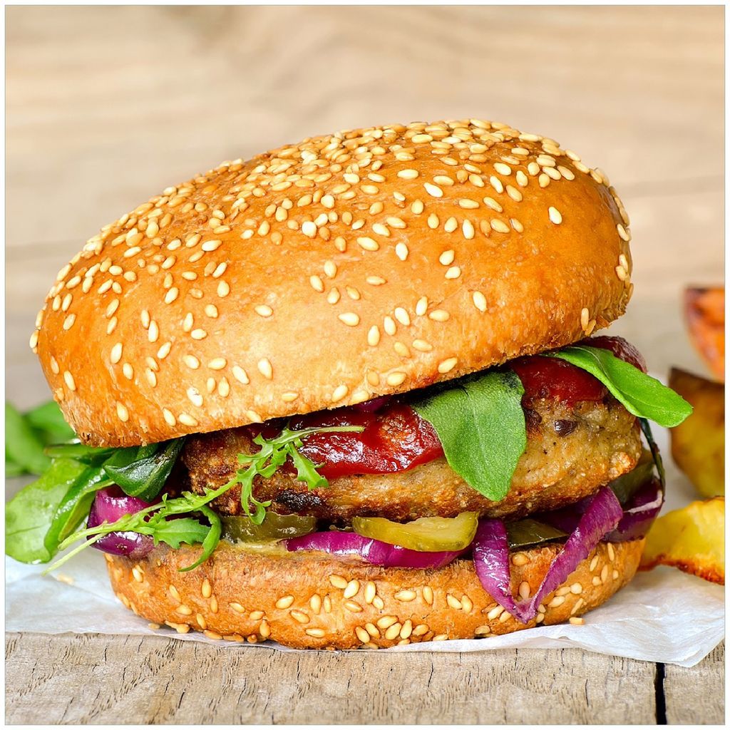 Wallario Premium Glasbild, freischwebende Optik, kräftige Farben, Größe 30 x 30 cm Motiv Burger mit frischem Salat und Pommes