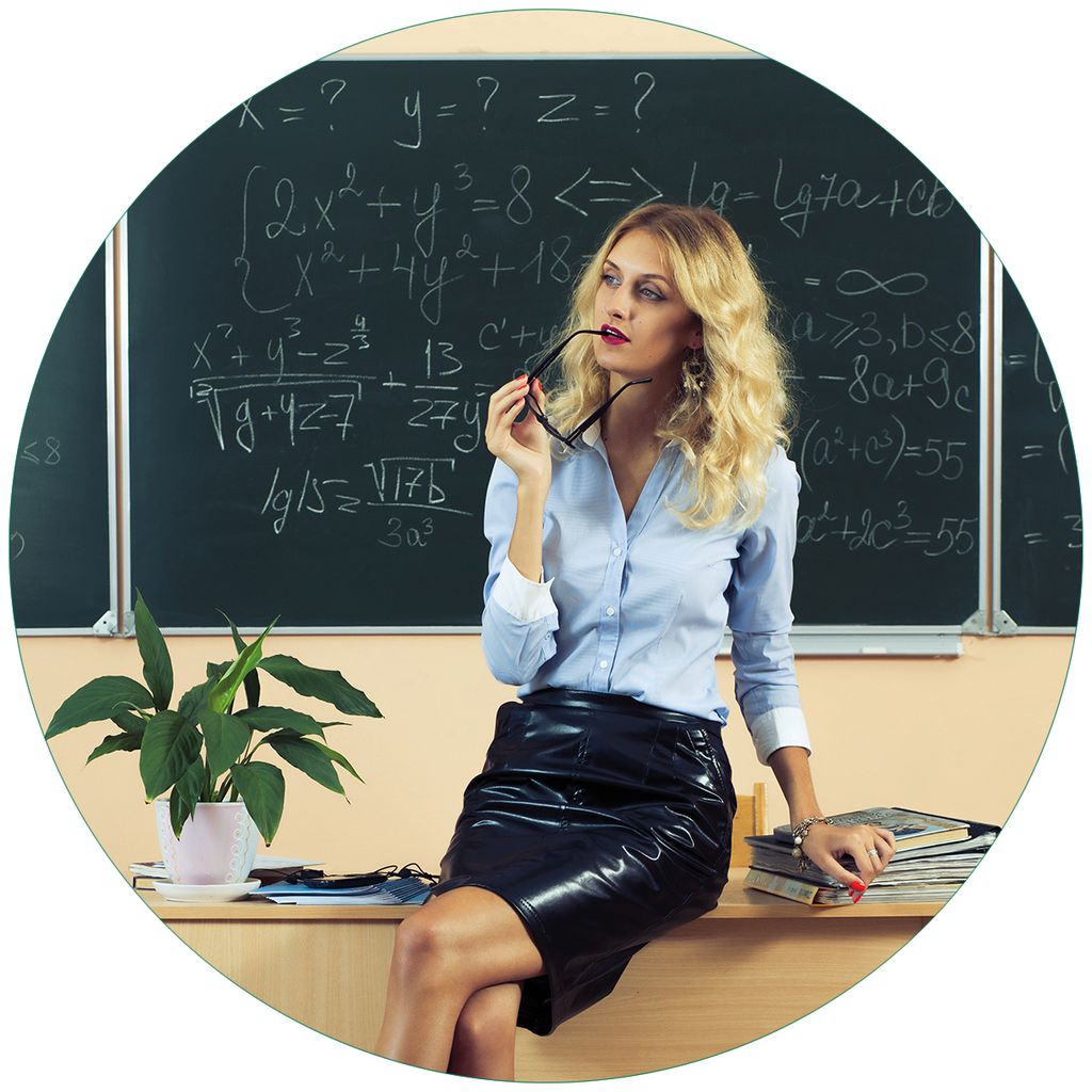 Wallario Premium Glasbild, freischwebende Optik, kräftige Farben, rund 50cm Durchmesser, Motiv Sexy blonde Lehrerin in Schule vor Tafel mit langen...