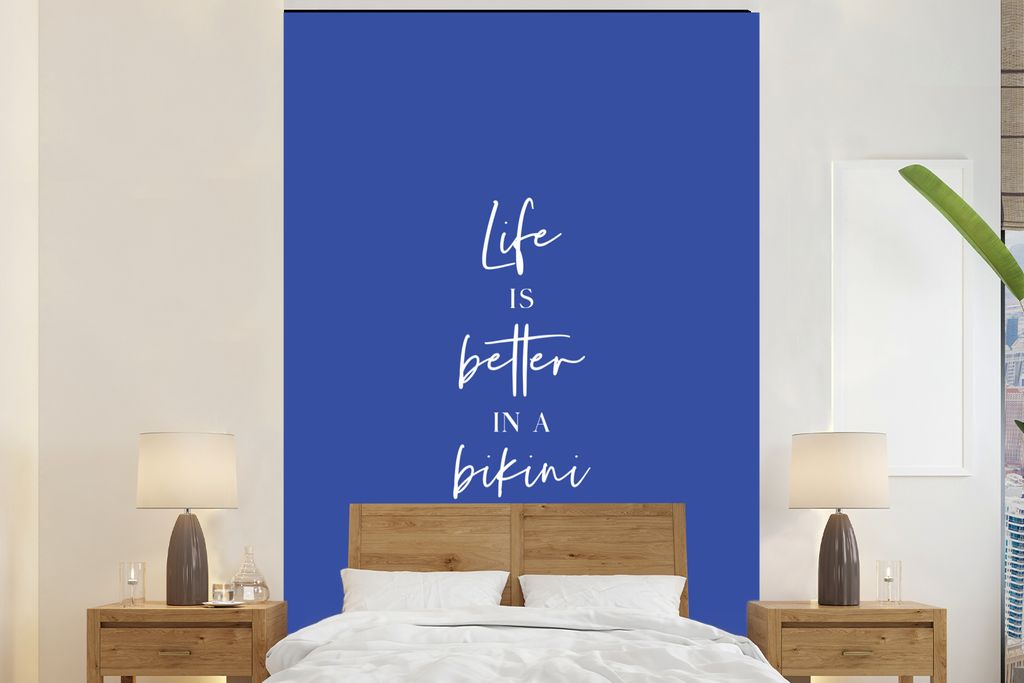 MuchoWow Fototapete für Wohnzimmer oder Schlafzimmer Wandtapete Vinyl Motivtapete Das Leben ist besser im Bikini - Zitat - Blau - 225x350 cm - S...