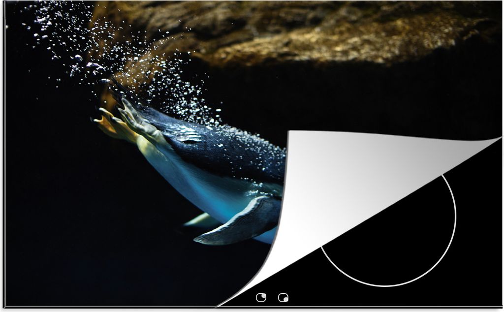 KitchenYeah Herdabdeckplatte Ein Pinguin schwimmt im dunklen Wasser , 81x52cm, Küche Deko, Glaskeramikkochfeld Herdabdeckung, Abdeckplatte fùr ...