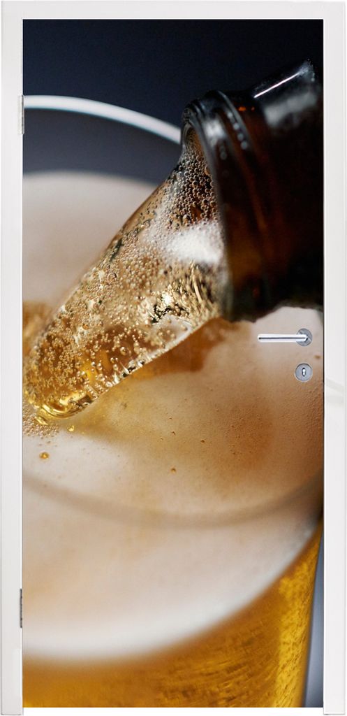 MuchoWow Türtapete Selbstklebende Türfolie Eingeschenktes Bier vor einem dunklen Hintergrund 90x215 cm Türposter Türaufkleber Klebefolie Tür...
