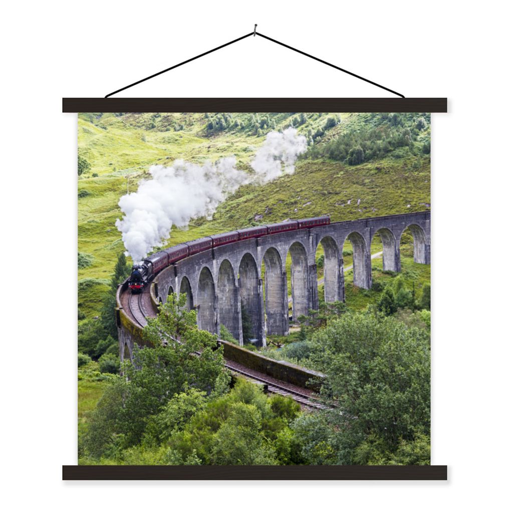 MuchoWow Textilposter Dampfzug inmitten der grünen Landschaft Schottlands 60x60 cm mit schwarzem Rahmen - Posteraufhänger