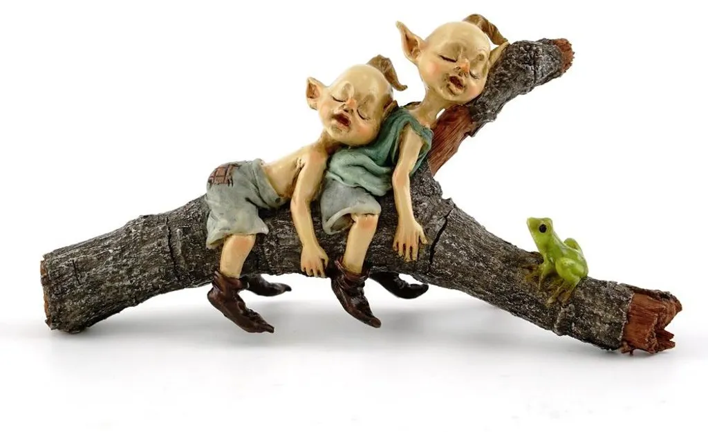 Aménager un jardin de fées : fées sur tronc d'arbre pour déco miniature