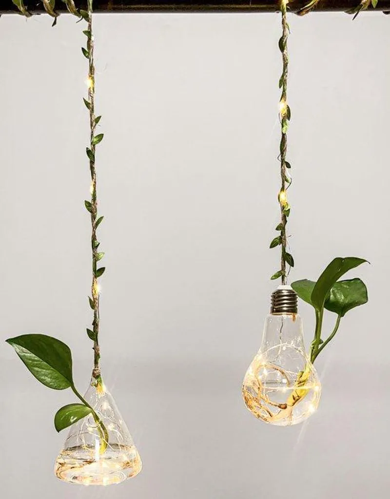 Vase suspendu lumineux en verre pour optimiser l'espace sans travaux