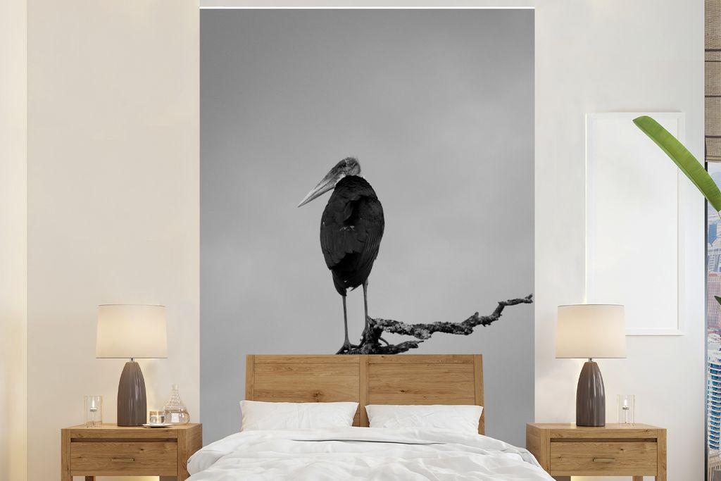MuchoWow Fototapete für Wohnzimmer oder Schlafzimmer Wandtapete Vinyl Motivtapete Marabu auf einem Zweig in Schwarz und Weiß - 225x350 cm - Sch...