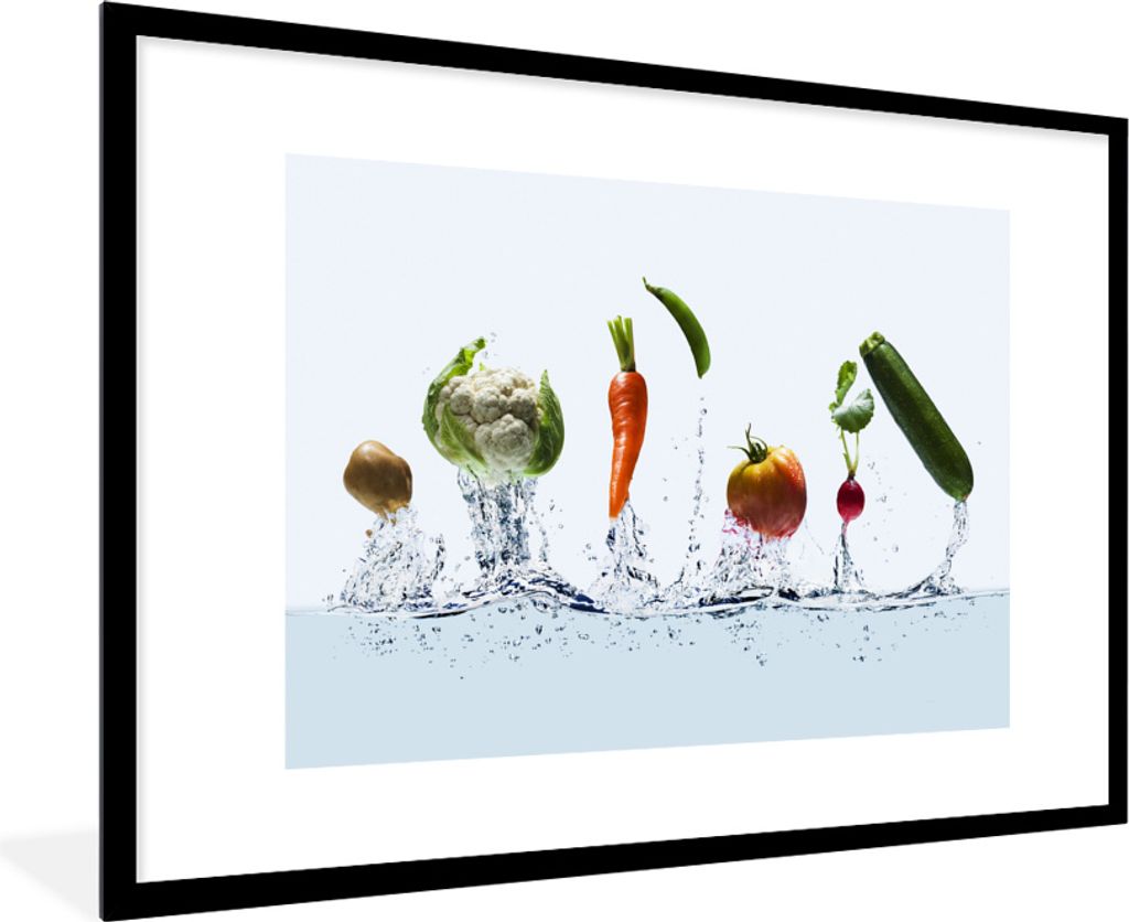 MuchoWow MuchoWow Gerahmtes Poster Gemüse - Wasser - Zucchini 90x60 cm - Poster mit zchwarzem Bilderrahmen - Wanddekoration - Fotos
