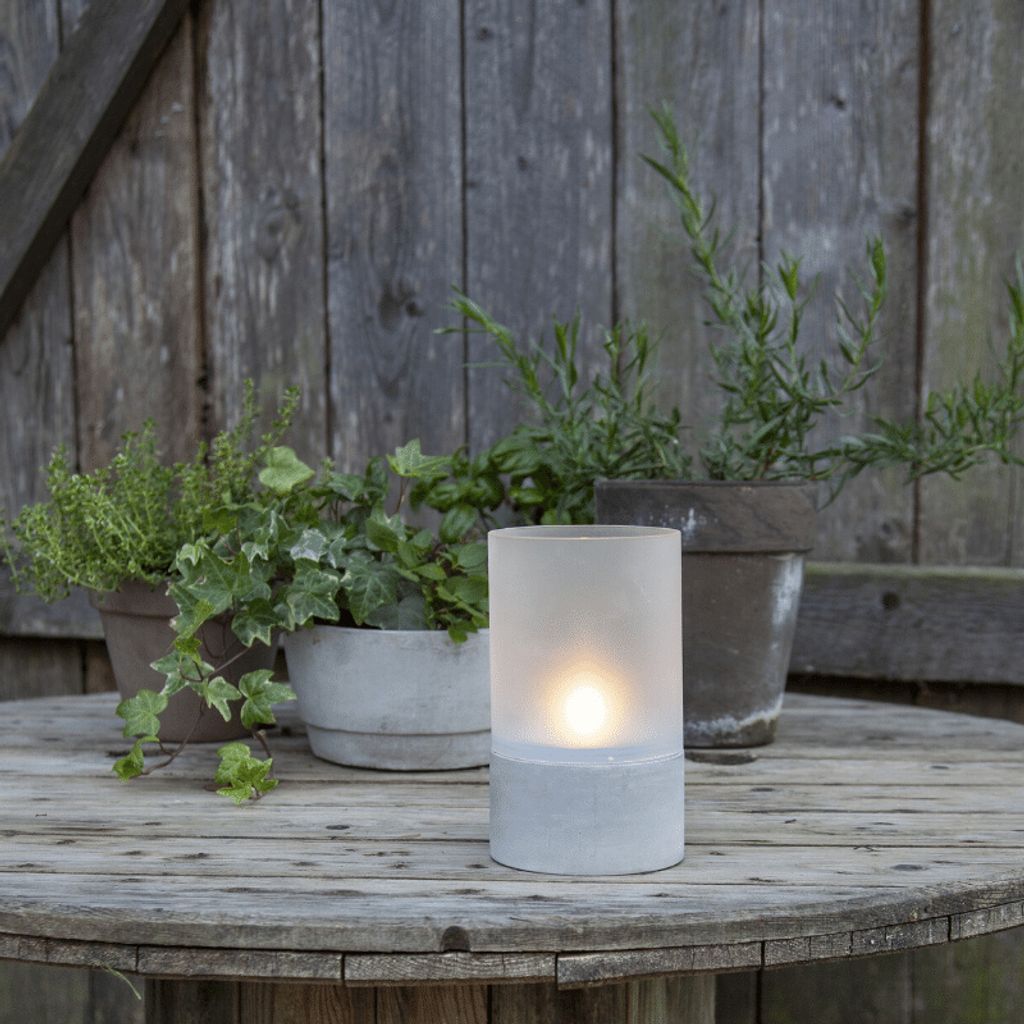 LED Windlicht mit Zementsockel - warmweiße LED - H: 18cm - Timer - Batterie - mattiertes Glas