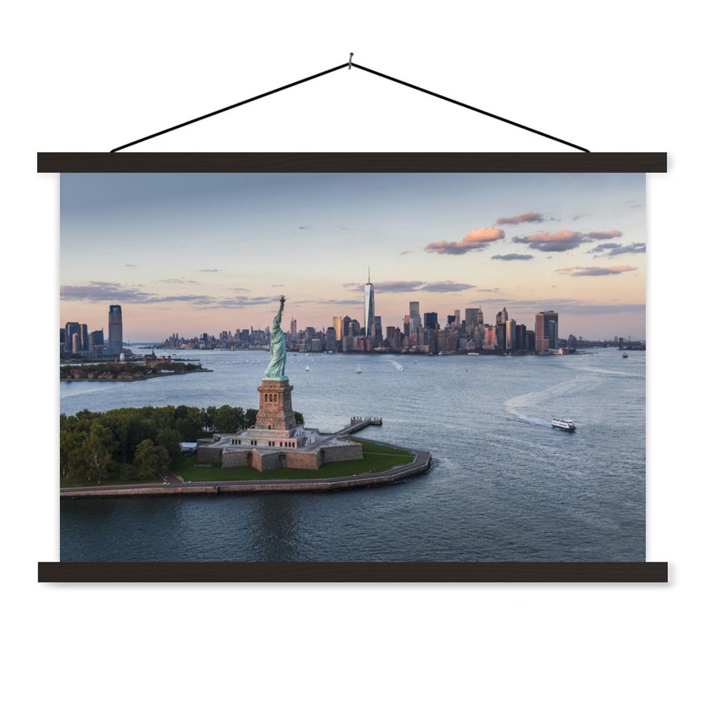 MuchoWow Textilposter New York - Freiheitsstatue - Skyline 60x40 cm mit schwarzem Rahmen - Hölzernes