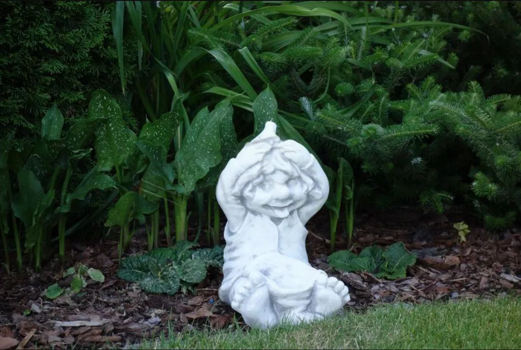 Aménager votre Jardin avec la Statue Garçon Fou S101183 : Déco Unique